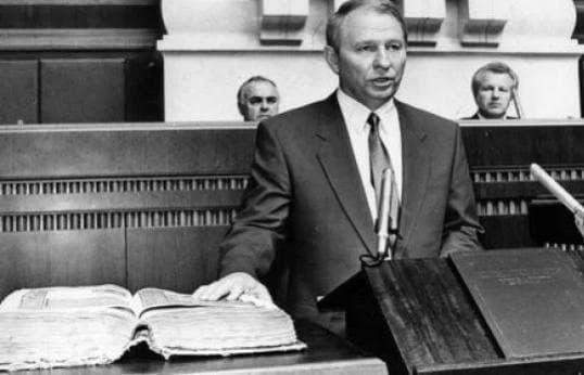 Смотрите, как принимали Конституцию Украины 25 лет тому назад: исторические фото